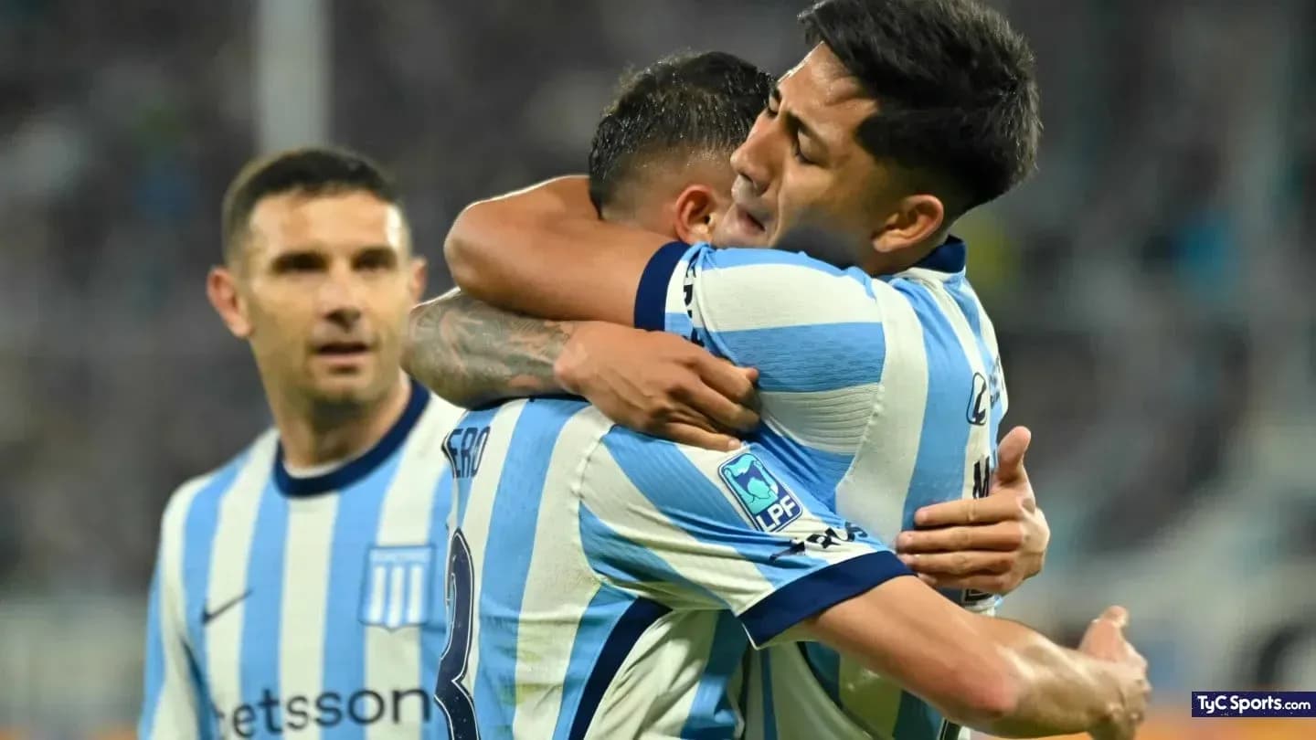 Jugadores de Racing Club celebrando un gol