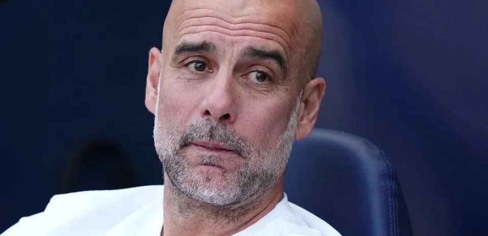 Entrenador sentado en el banquillo durante el partido