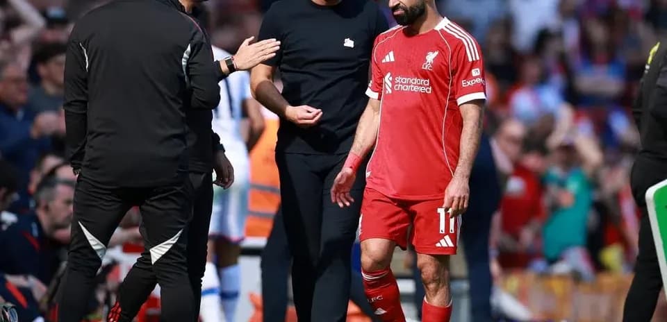 Jugador de Liverpool siendo atendido por el cuerpo técnico