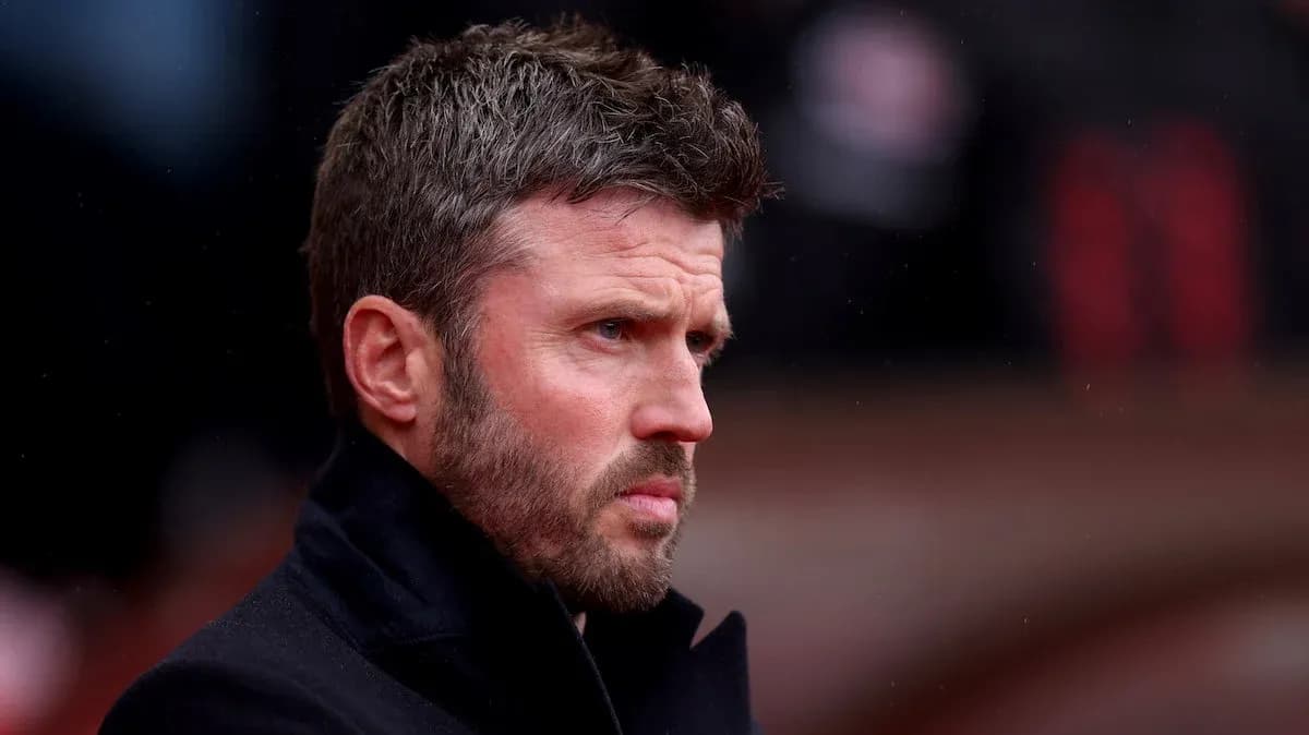 Entrenador observando el partido desde la línea lateral