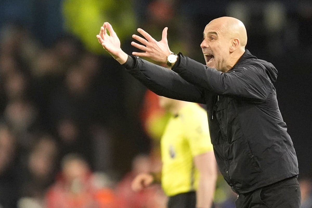 Entrenador gesticulando durante un partido de fútbol