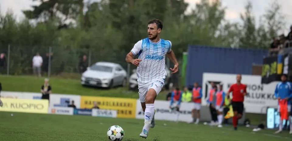 Jugador de KuPS corriendo con el balón