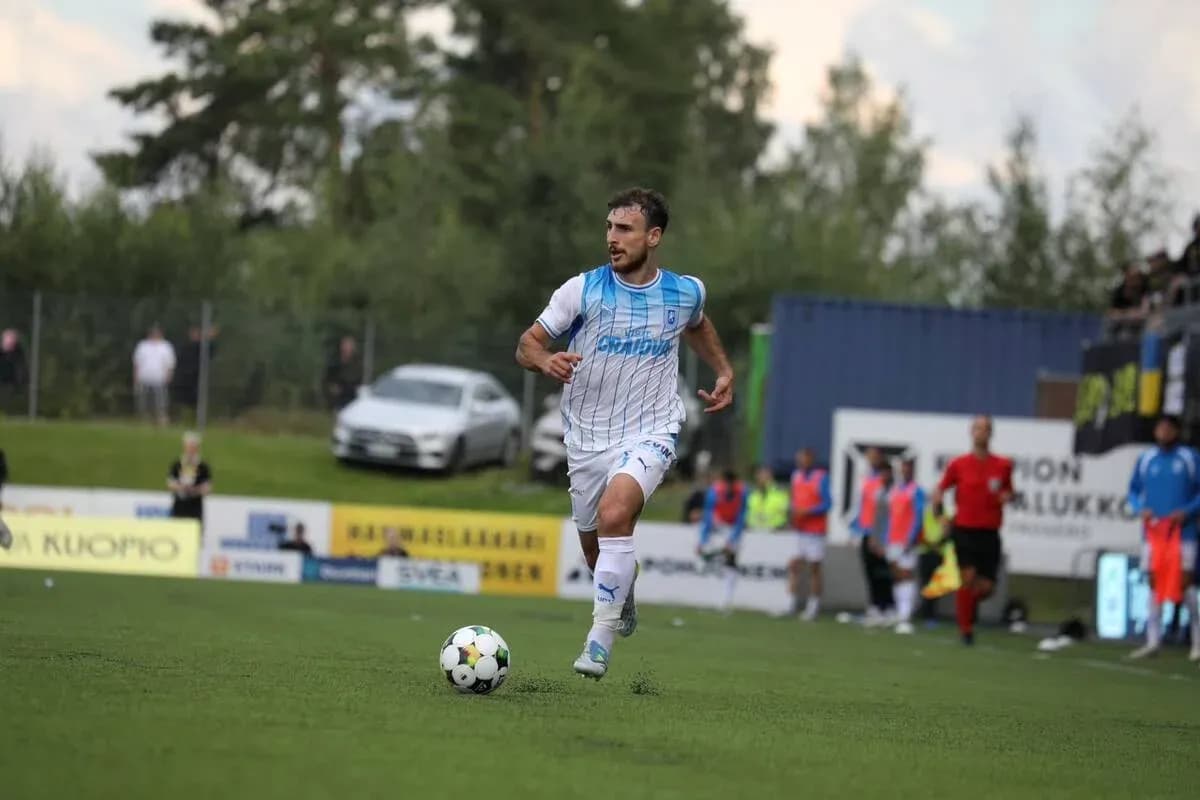 Jugador de KuPS corriendo con el balón