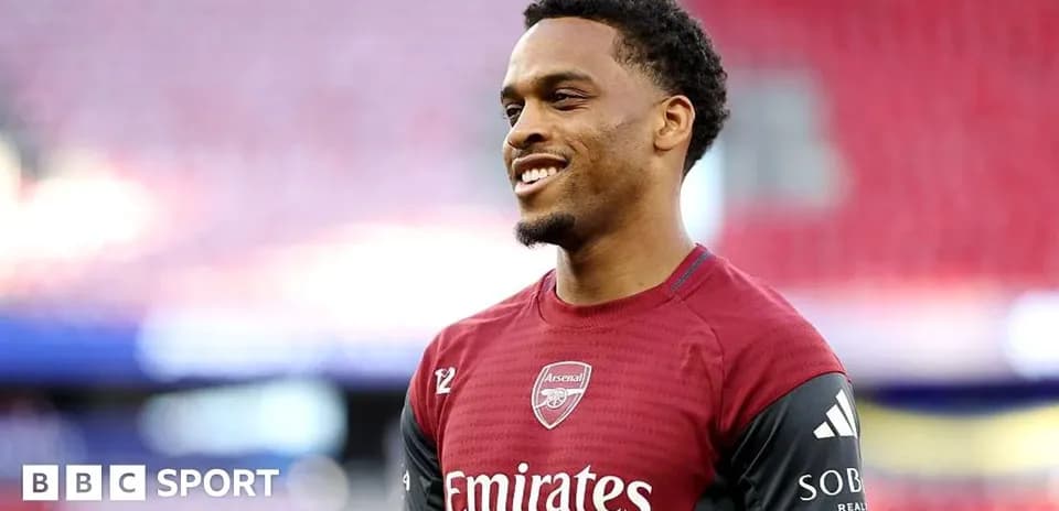 Jugador de Arsenal sonriendo durante el calentamiento