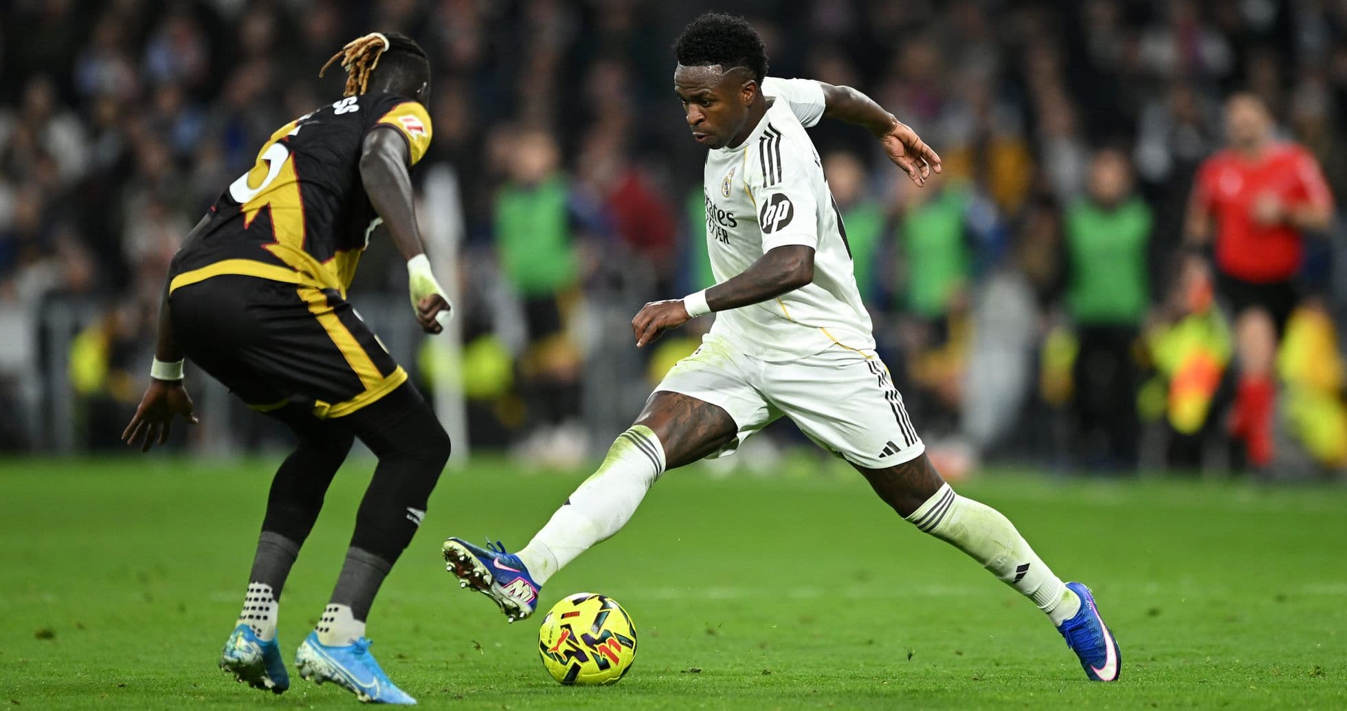 Vinícius Jr. driblando a un defensor