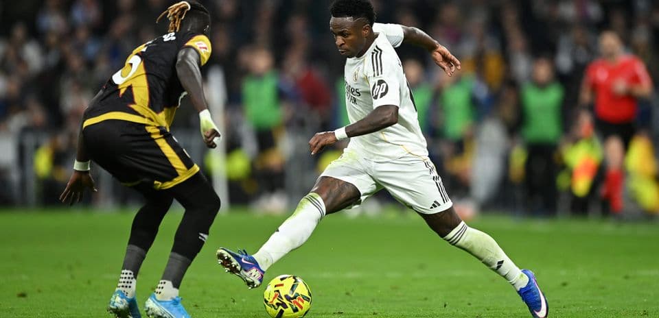 Vinícius Jr. driblando a un defensor