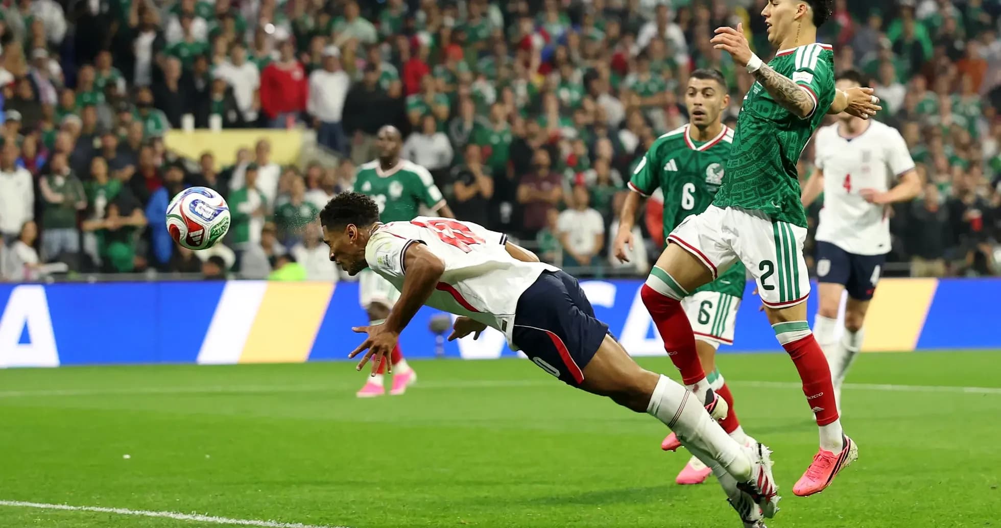 Jugador inglés lanzándose para cabecear el balón