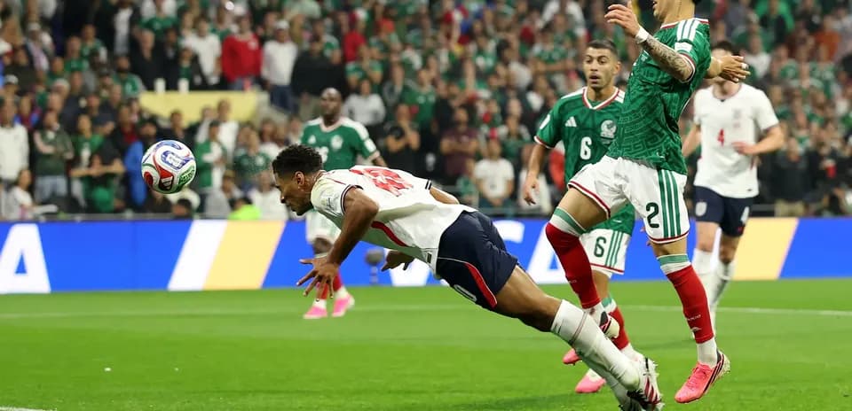 Jugador inglés lanzándose para cabecear el balón