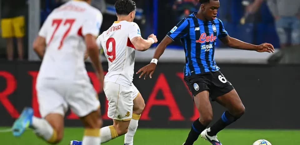 Jugador de Atalanta driblando a oponente de Roma