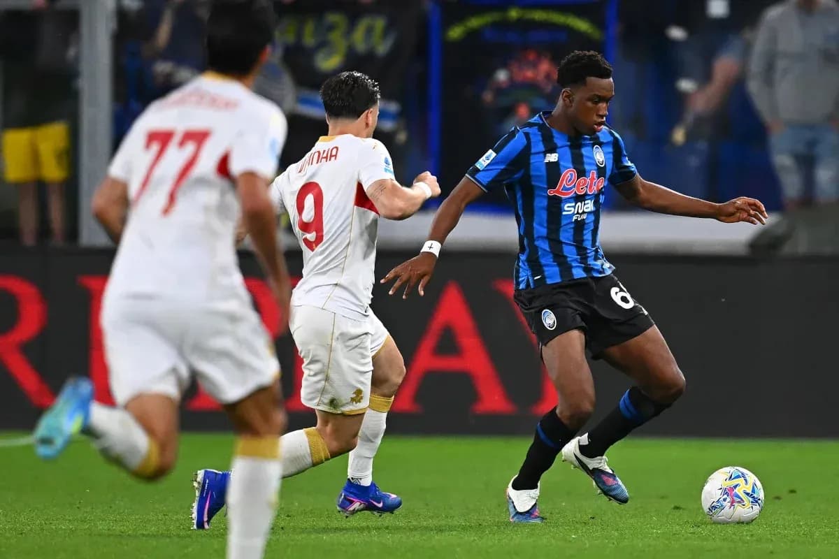 Jugador de Atalanta driblando a oponente de Roma