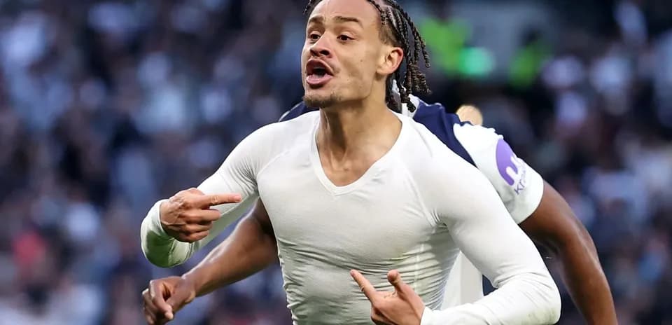 Jugador celebrando un gol durante el partido