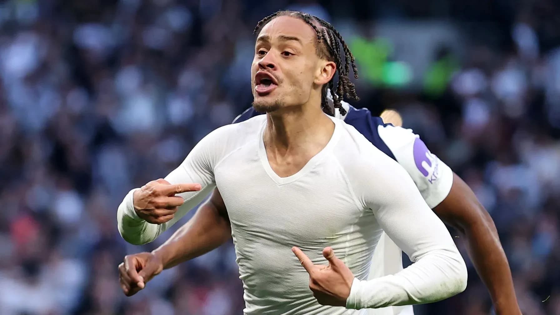 Jugador celebrando un gol durante el partido