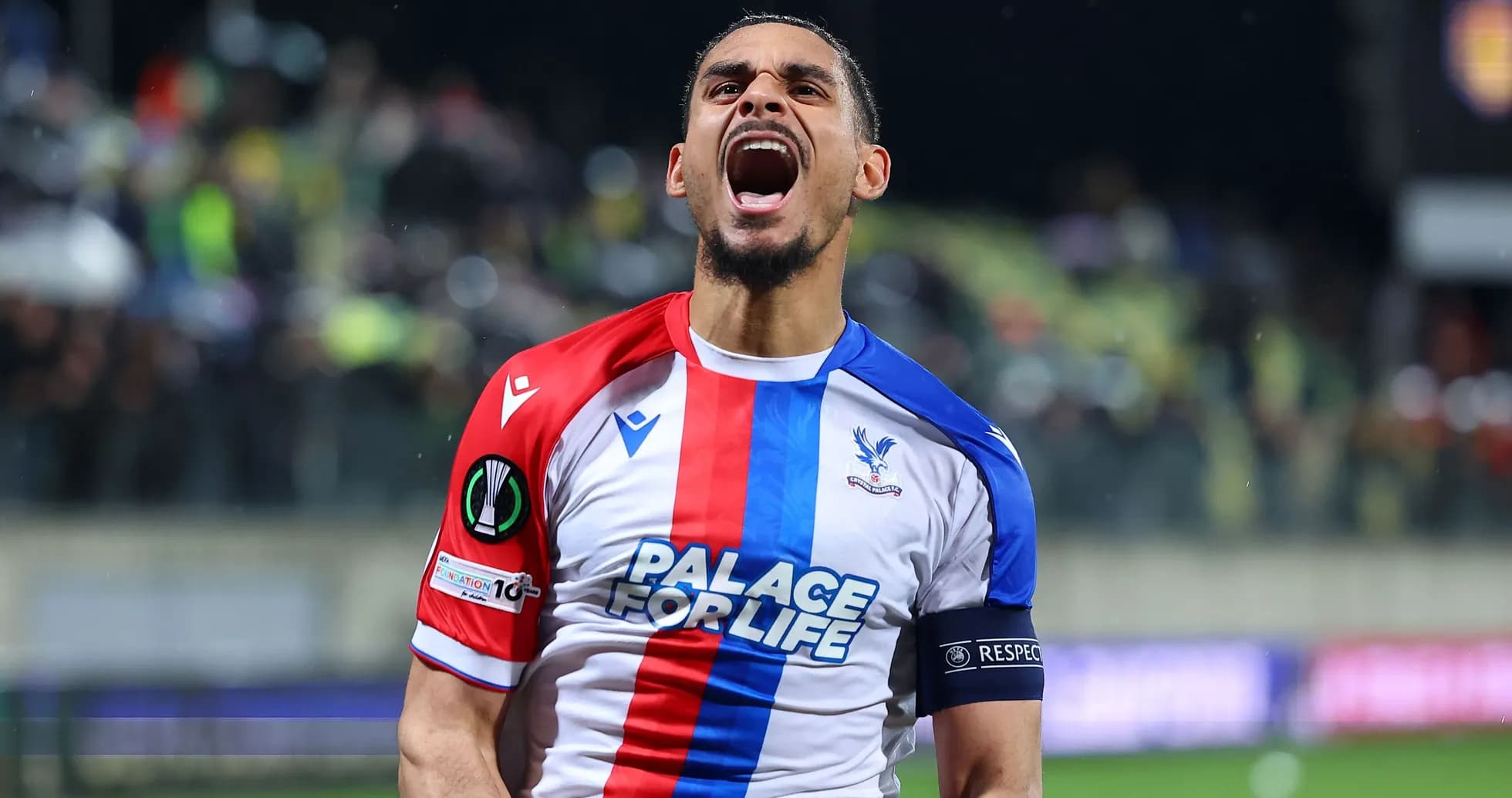 Jugador de Crystal Palace celebrando con pasión