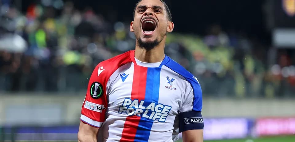 Jugador de Crystal Palace celebrando con pasión