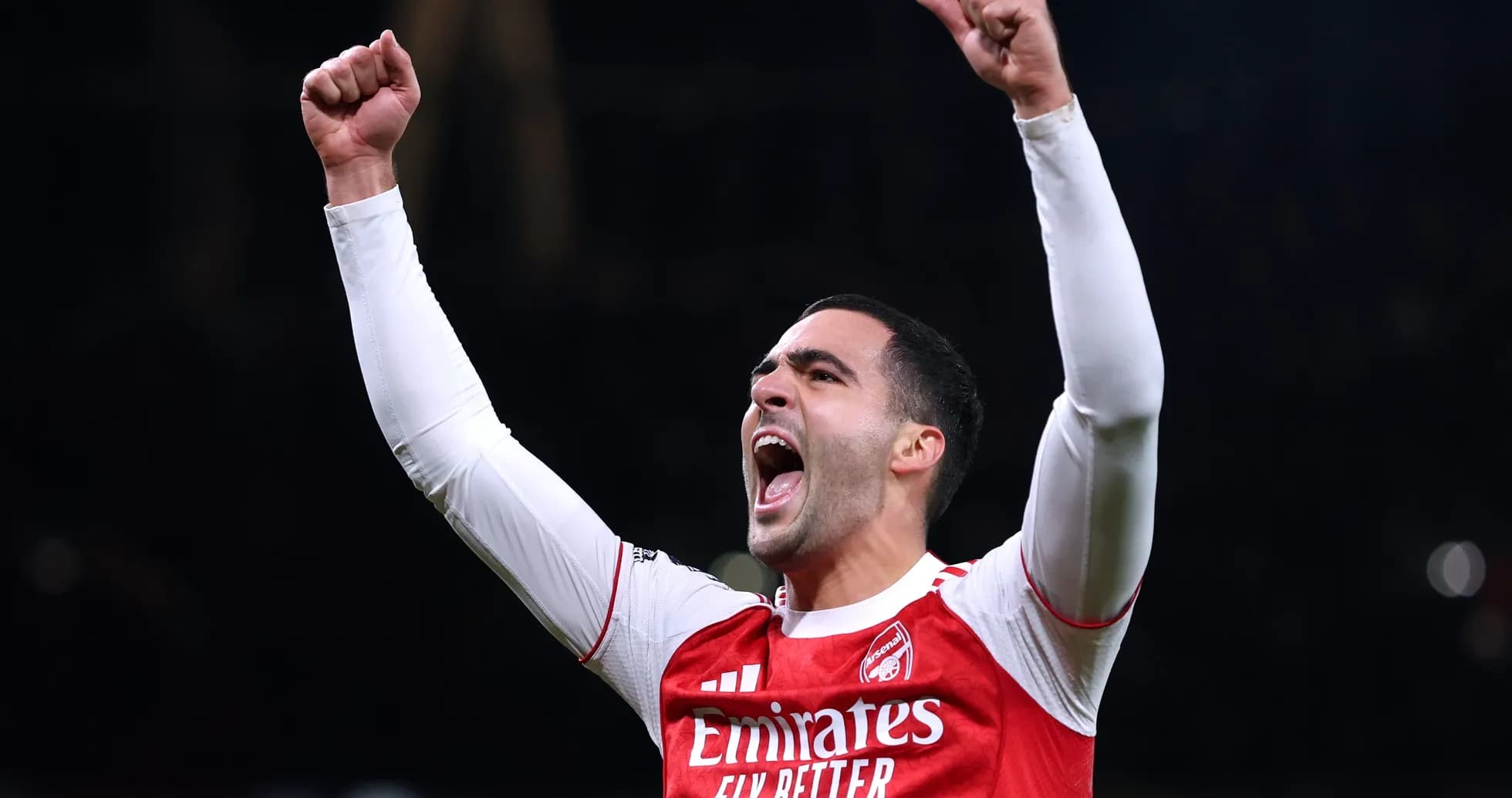 Jugador de Arsenal celebrando con los brazos levantados