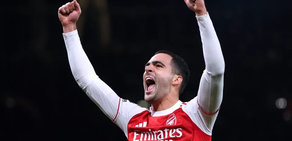 Jugador de Arsenal celebrando con los brazos levantados
