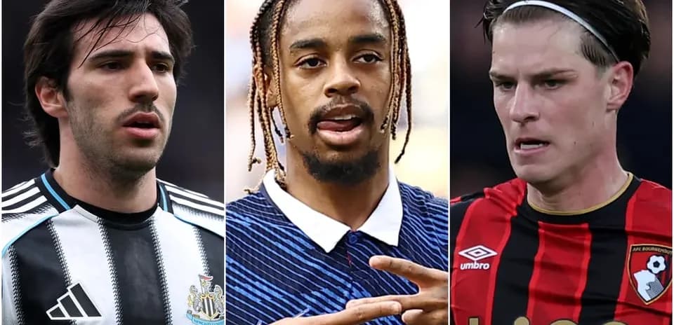 Tres jugadores de fútbol en sus camisetas de club