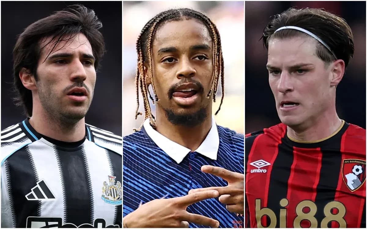 Tres jugadores de fútbol en sus camisetas de club