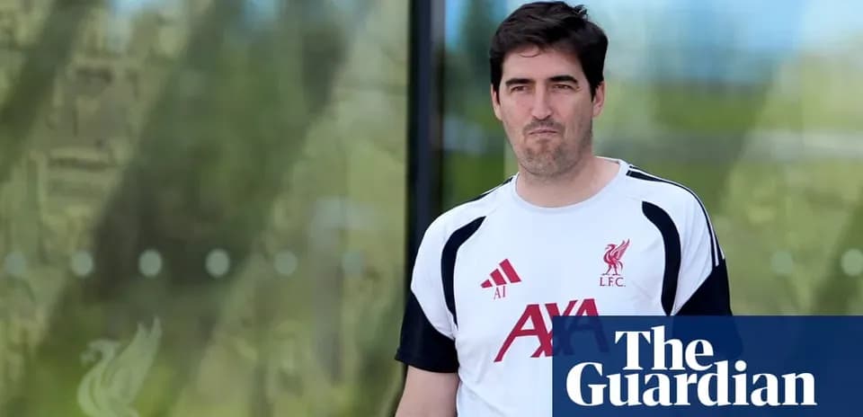 Entrenador de Liverpool caminando fuera del centro de entrenamiento