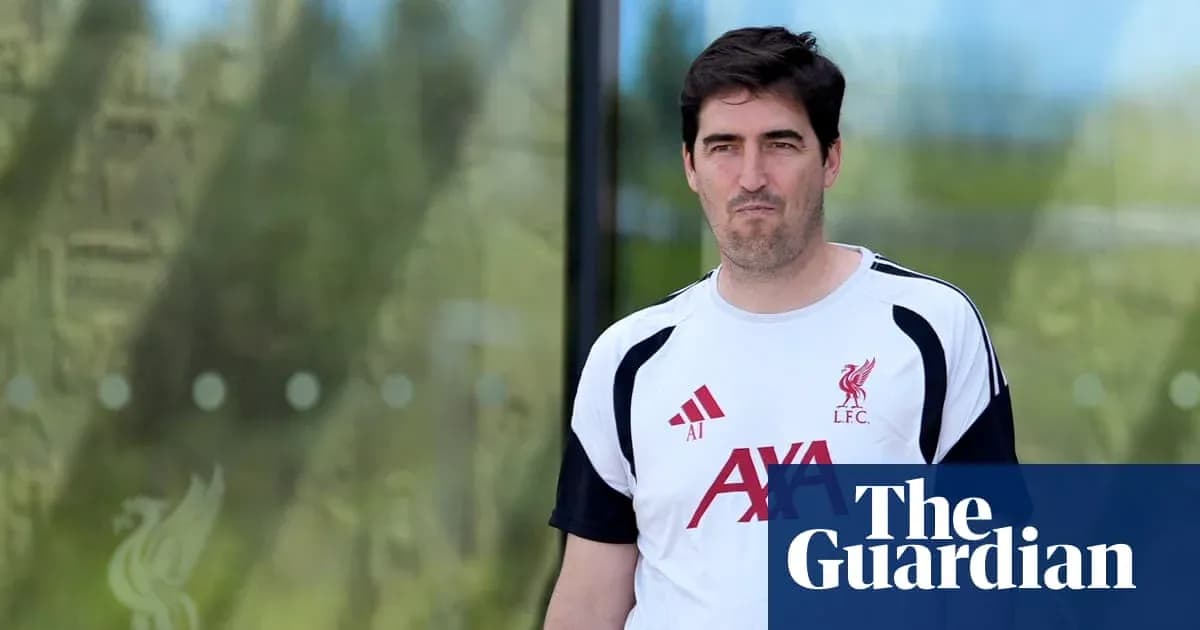 Entrenador de Liverpool caminando fuera del centro de entrenamiento