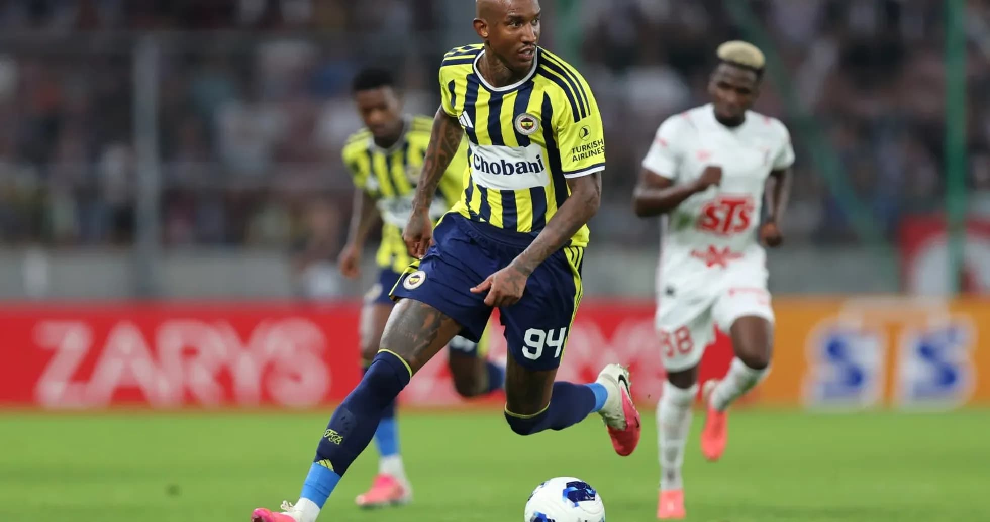 Jugador de Fenerbahçe persiguiendo el balón