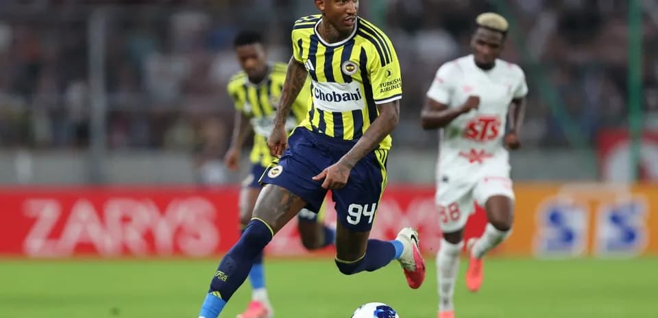 Jugador de Fenerbahçe persiguiendo el balón