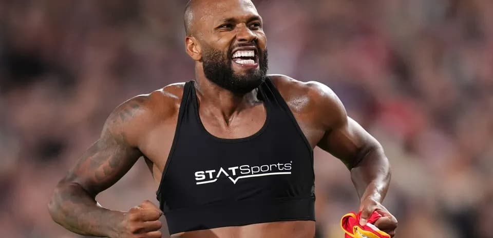 Atleta celebrando después de una carrera