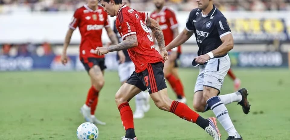 Jugador de Remo en acción durante el partido