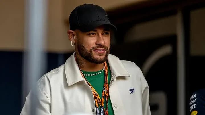 Hombre con gorra y chaqueta en un evento