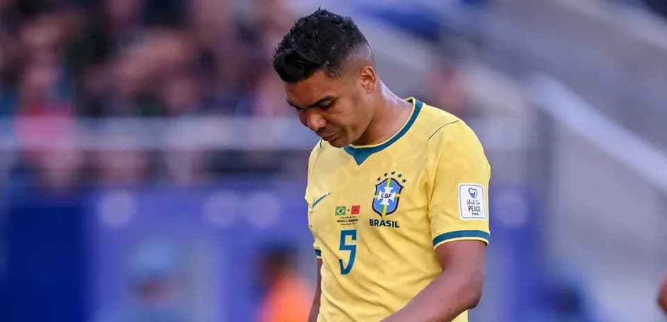 Jugador de Brasil caminando con la cabeza baja