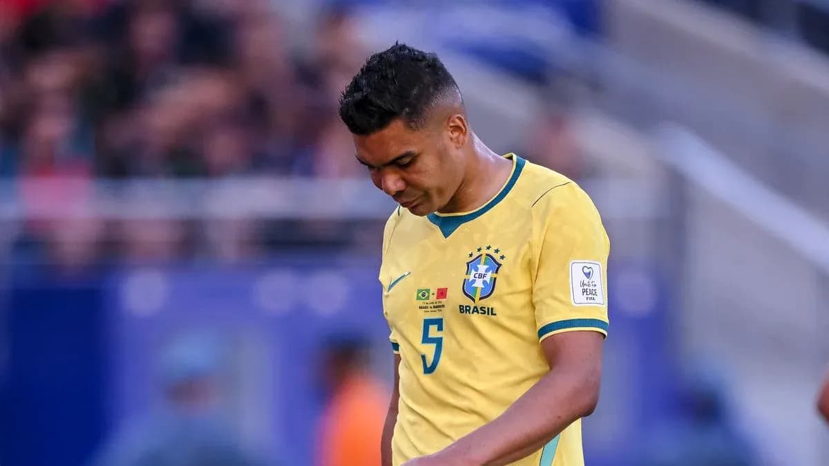 Jugador de Brasil caminando con la cabeza baja