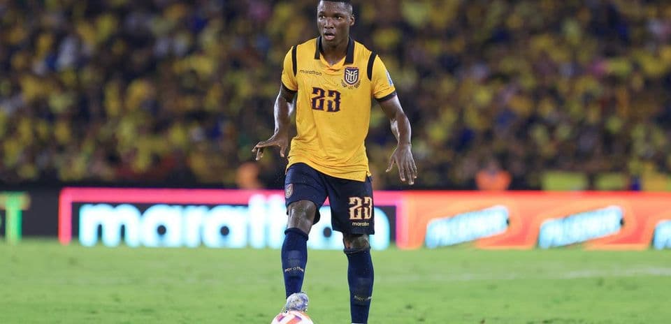 Jugador ecuatoriano con balón en el campo