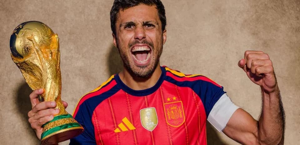 Jugador sosteniendo la Copa del Mundo con emoción