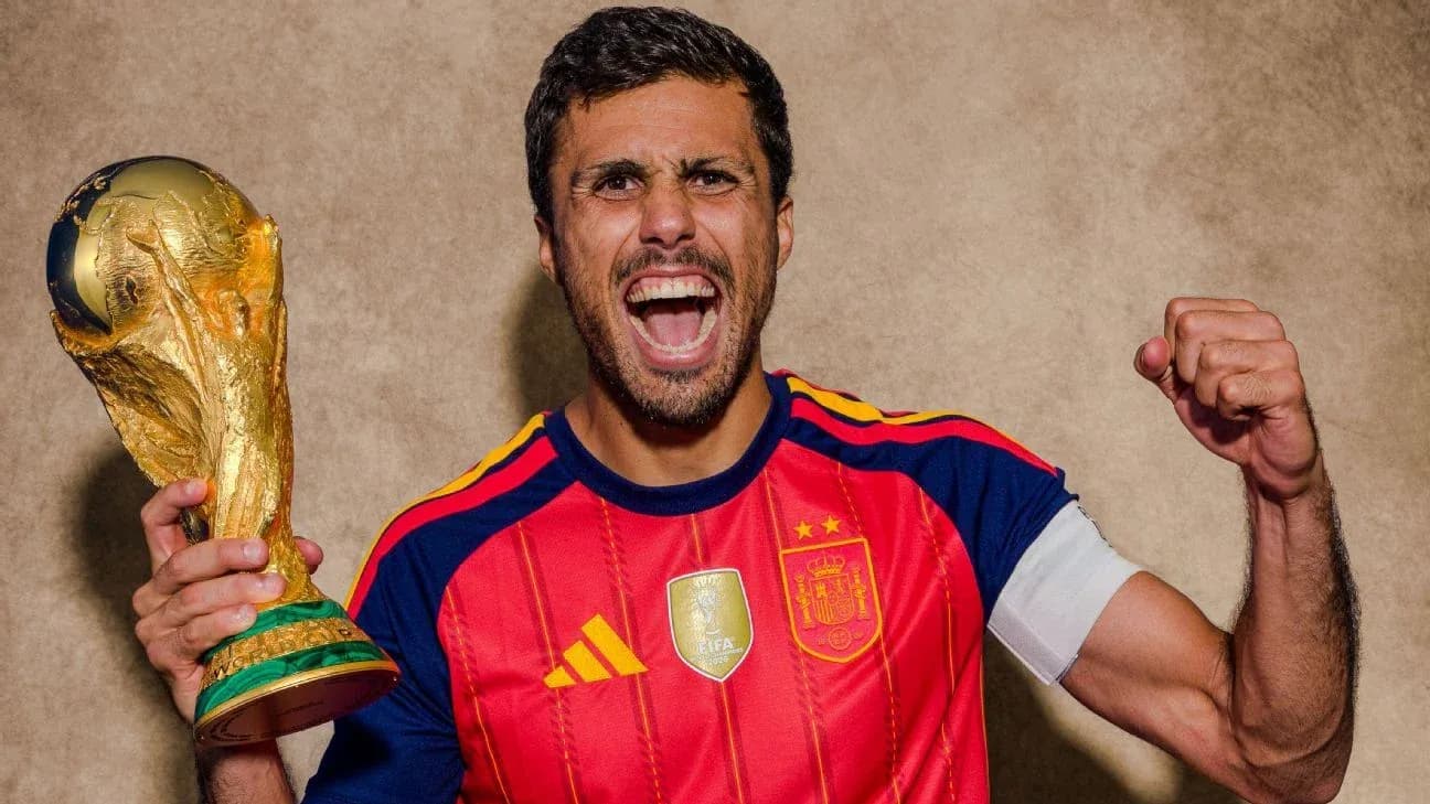 Jugador sosteniendo la Copa del Mundo con emoción