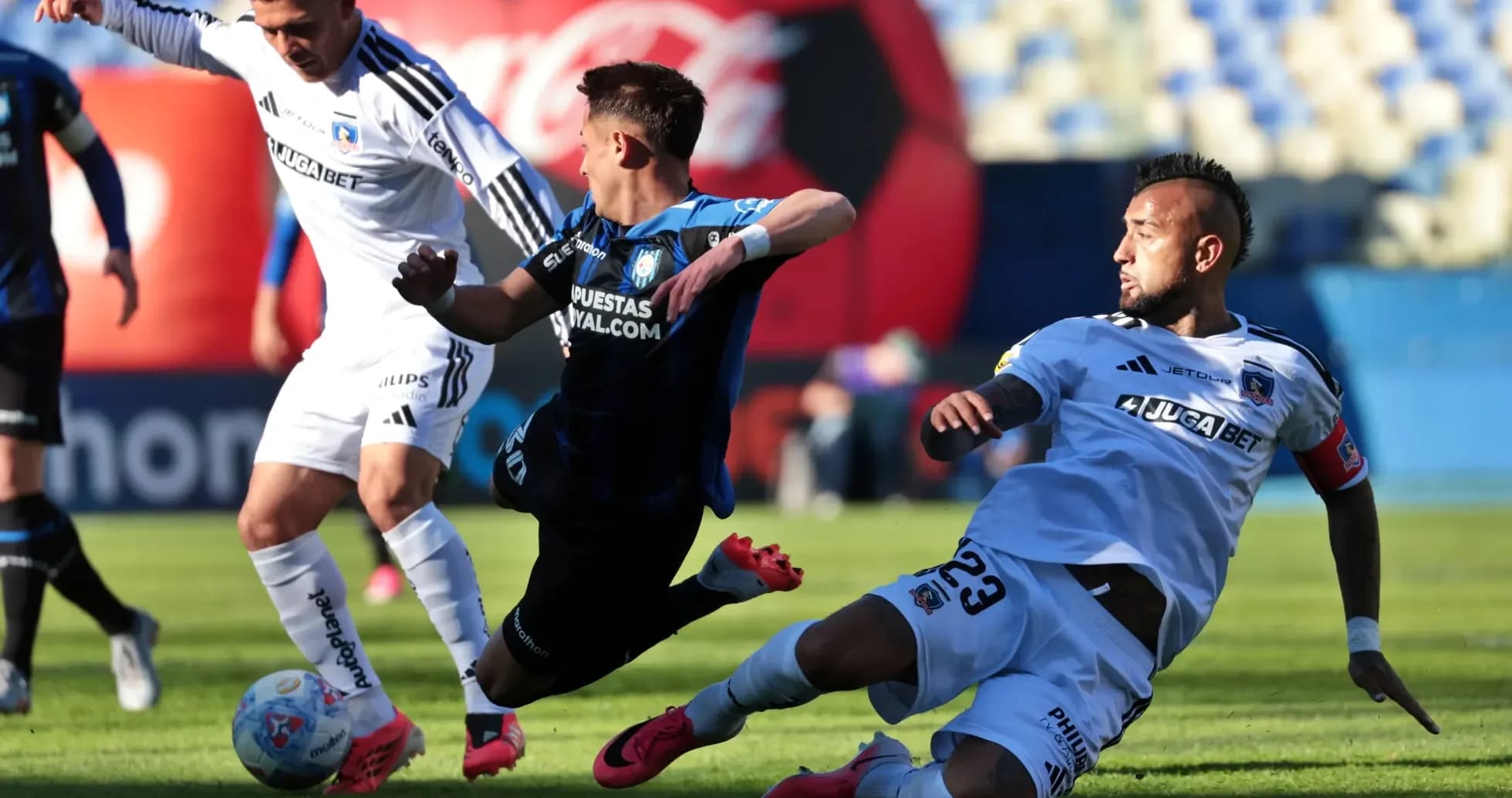 Jugadores de Huachipato y Colo Colo en acción