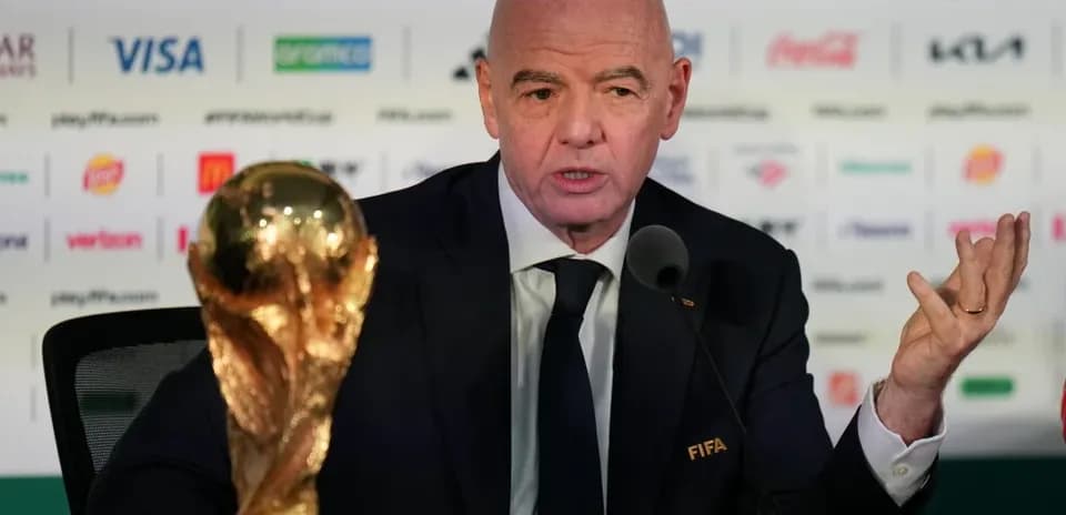 Presidente de FIFA en conferencia de prensa con trofeo