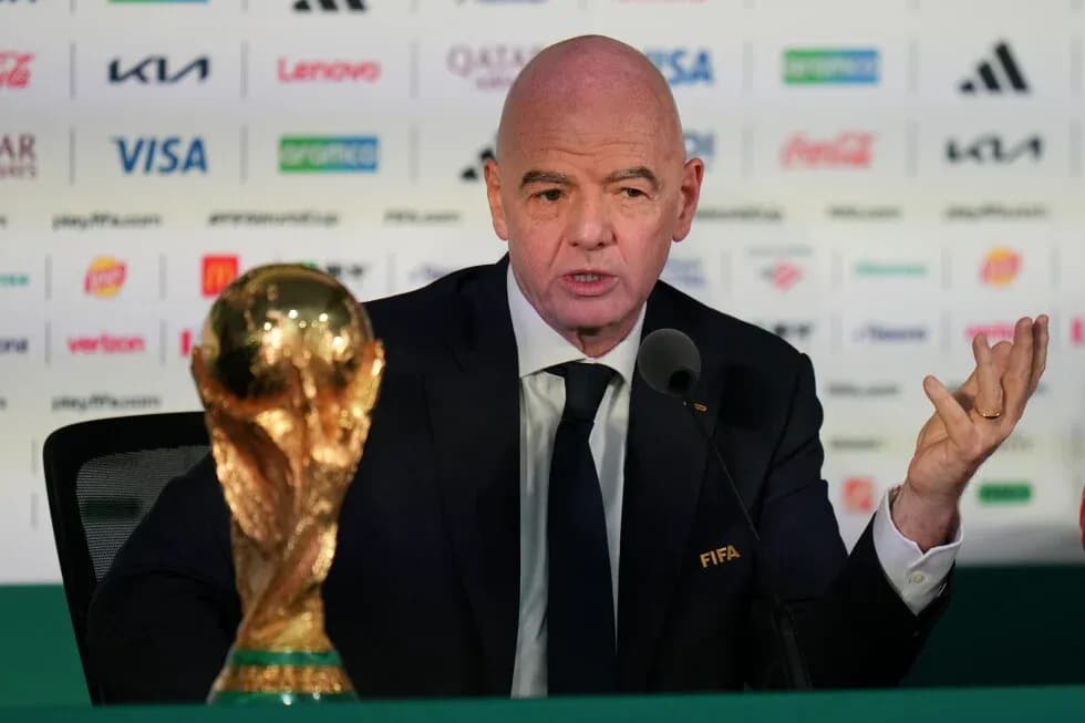 Presidente de FIFA en conferencia de prensa con trofeo