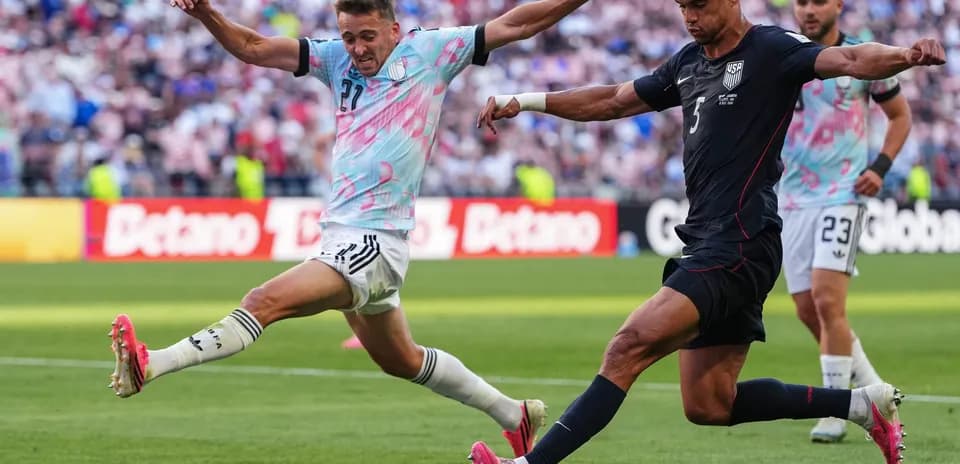 Jugador de Estados Unidos chutando el balón