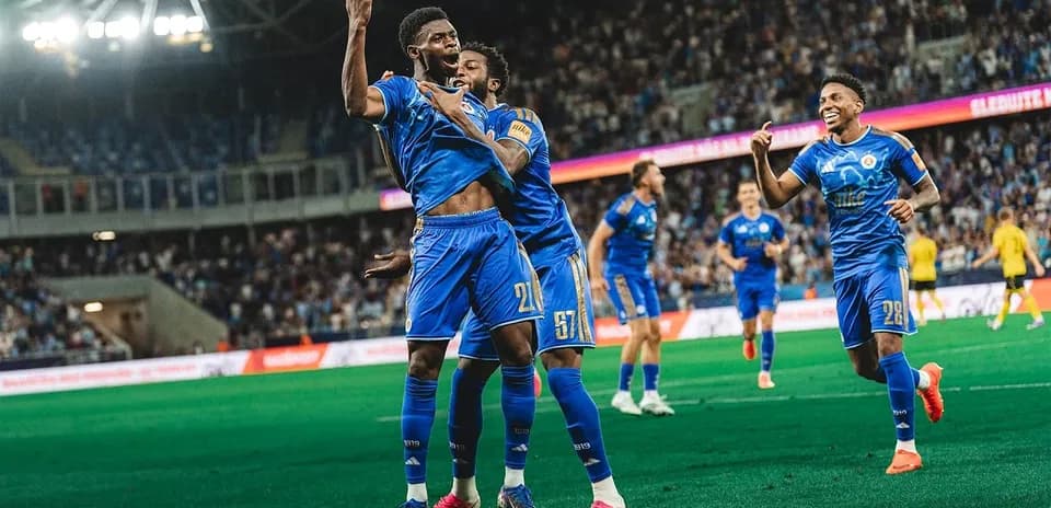 Jugadores de Celje celebrando un gol