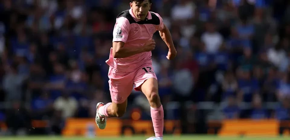 Jugador corriendo con balón durante el partido