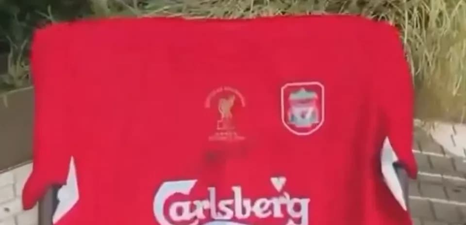 Camiseta roja de Liverpool con patrocinador Carlsberg
