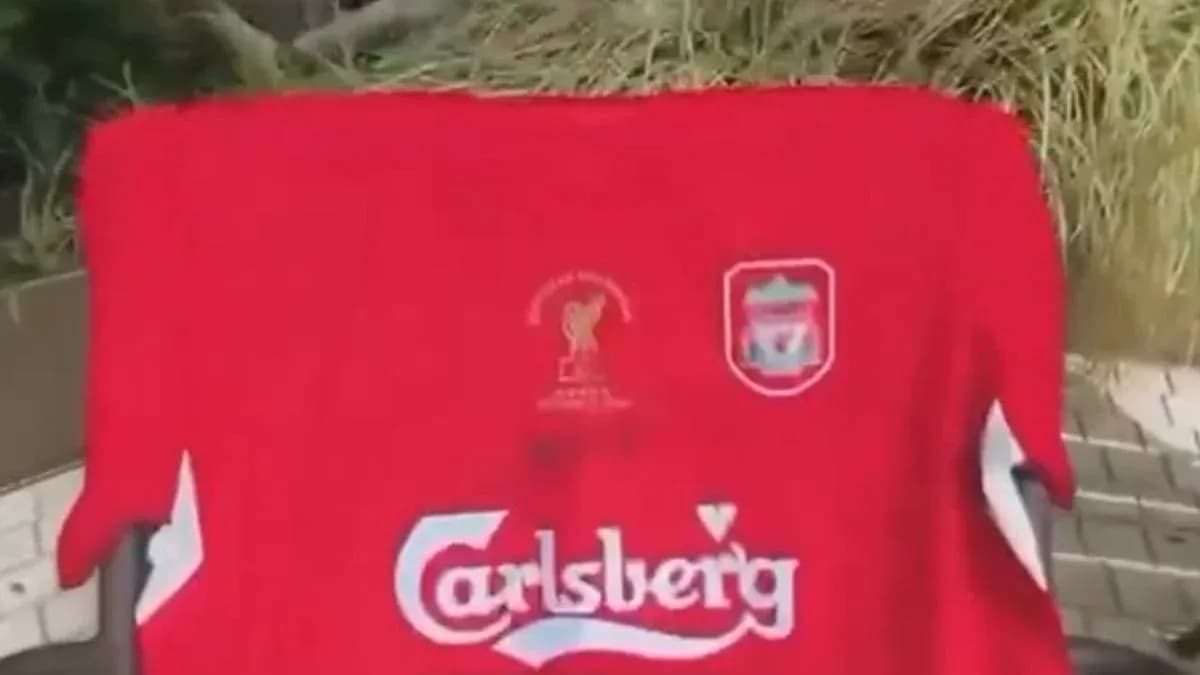 Camiseta roja de Liverpool con patrocinador Carlsberg