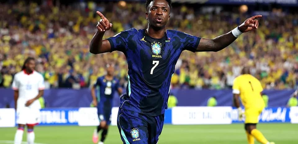 Vinícius Júnior celebrando un gol con Brasil