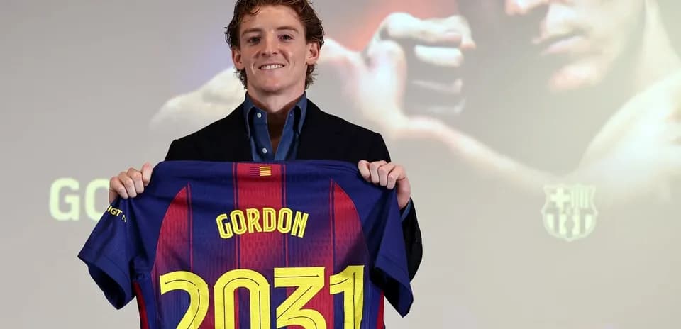 Jugador presenta camiseta del FC Barcelona en evento