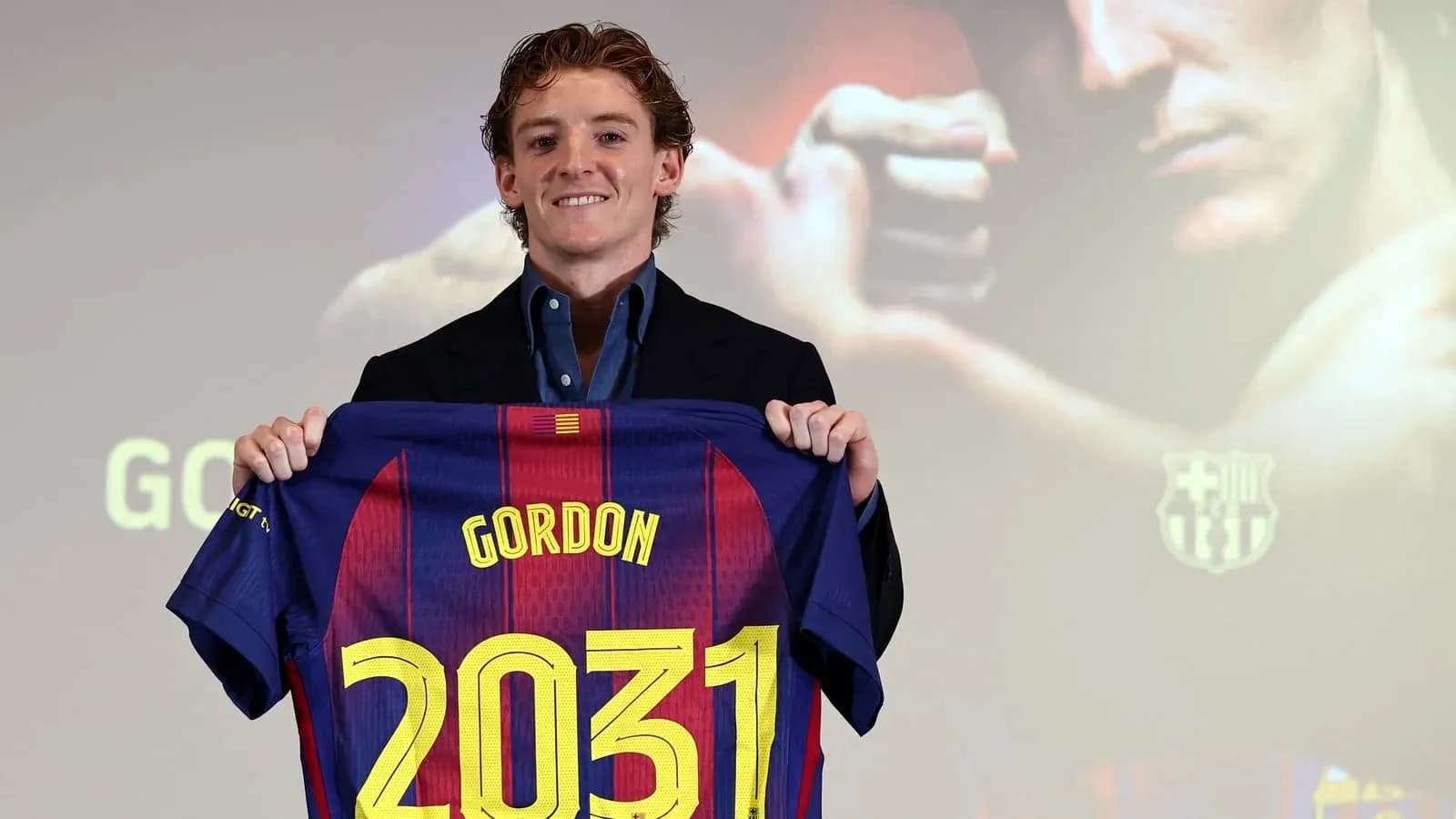 Jugador presenta camiseta del FC Barcelona en evento