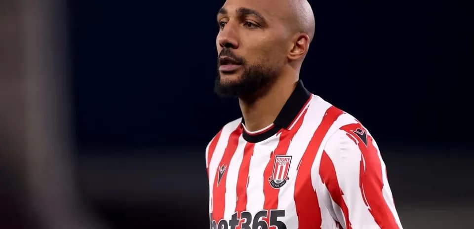 Jugador de Stoke City en uniforme a rayas rojas