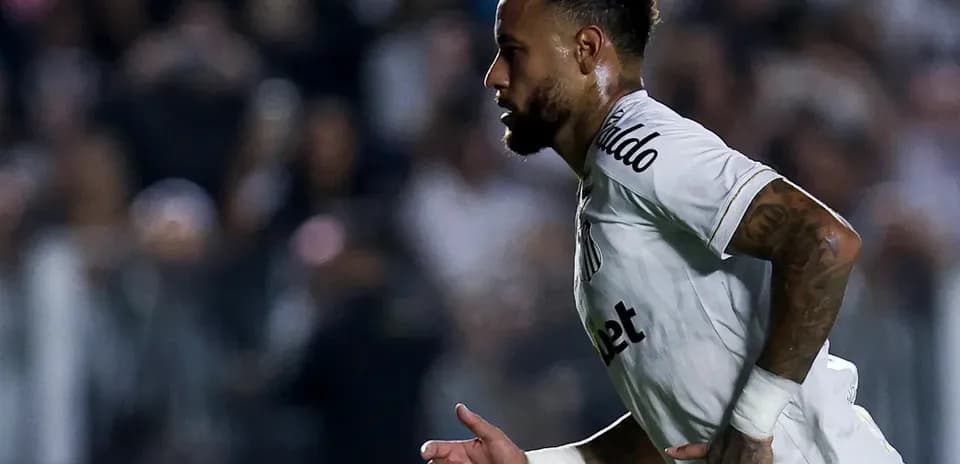 Jugador corriendo en el campo durante un partido