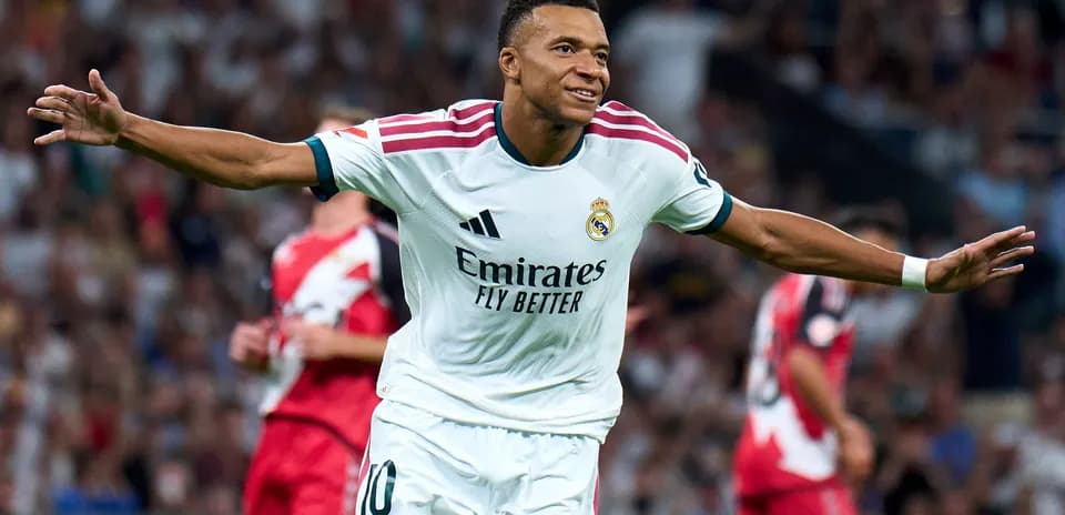 Jugador de Real Madrid celebra un gol en partido