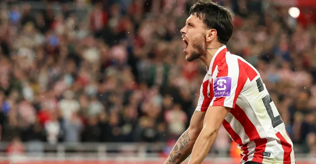 Jugador celebrando un gol frente a la afición