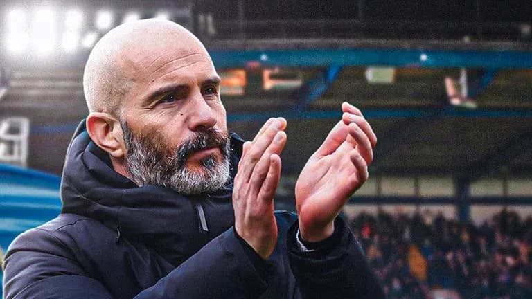 Entrenador aplaudiendo en el estadio
